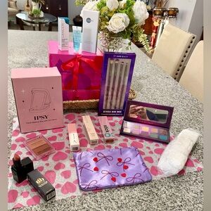 ❤️VALENTINE 🎉”SALE”🎉BUNDLE Makeup/Skincare NEW
💝💘💗
